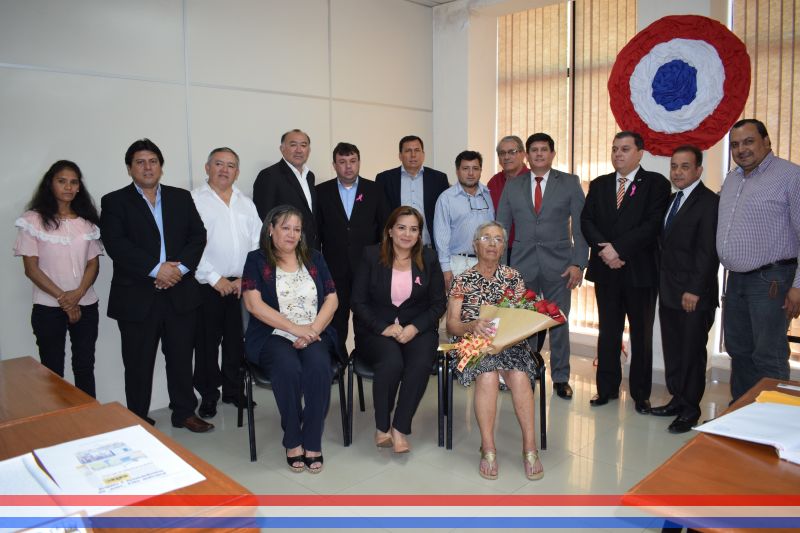 Entrega de reconocimiento como "Ciudadana Ilustre de Capiatá" a la Prof. Lic. Basilia Arrúa "Titita"