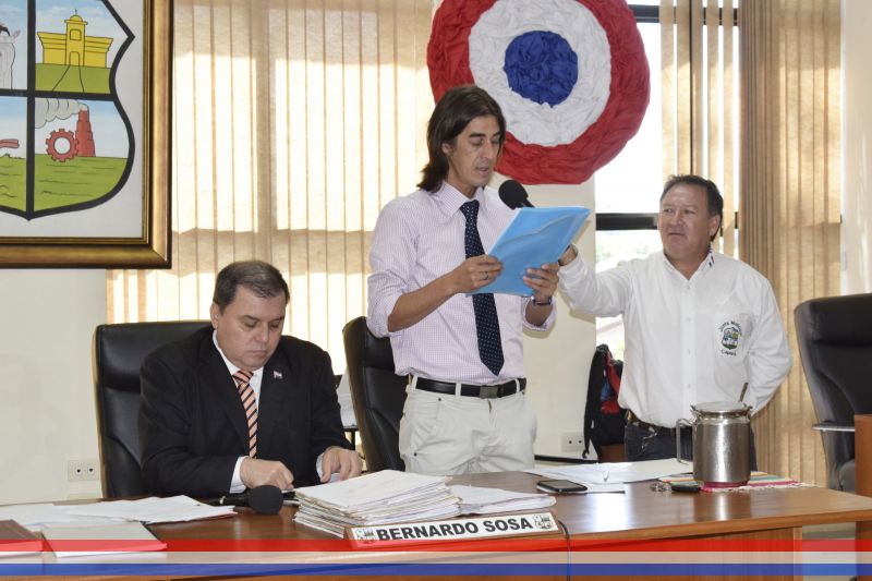 Aprueban adenda al Pliego de Bases y Condiciones del llamado a Licitación Pública Nacional "Compra de sillas y mesas pupitres individuales para alumnos"