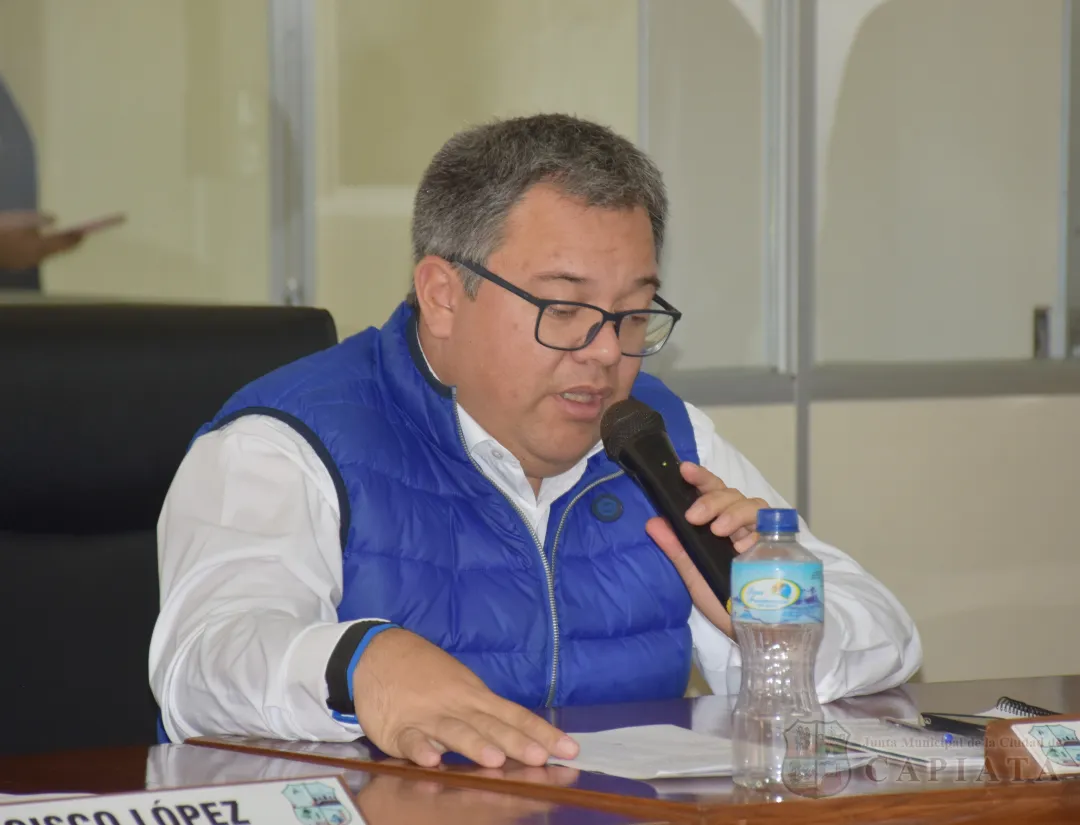 Solicitan al departamento de Obras verificar vereda ubicada al costado de Fortis ocupada por ornamentación y ordenar su despeje