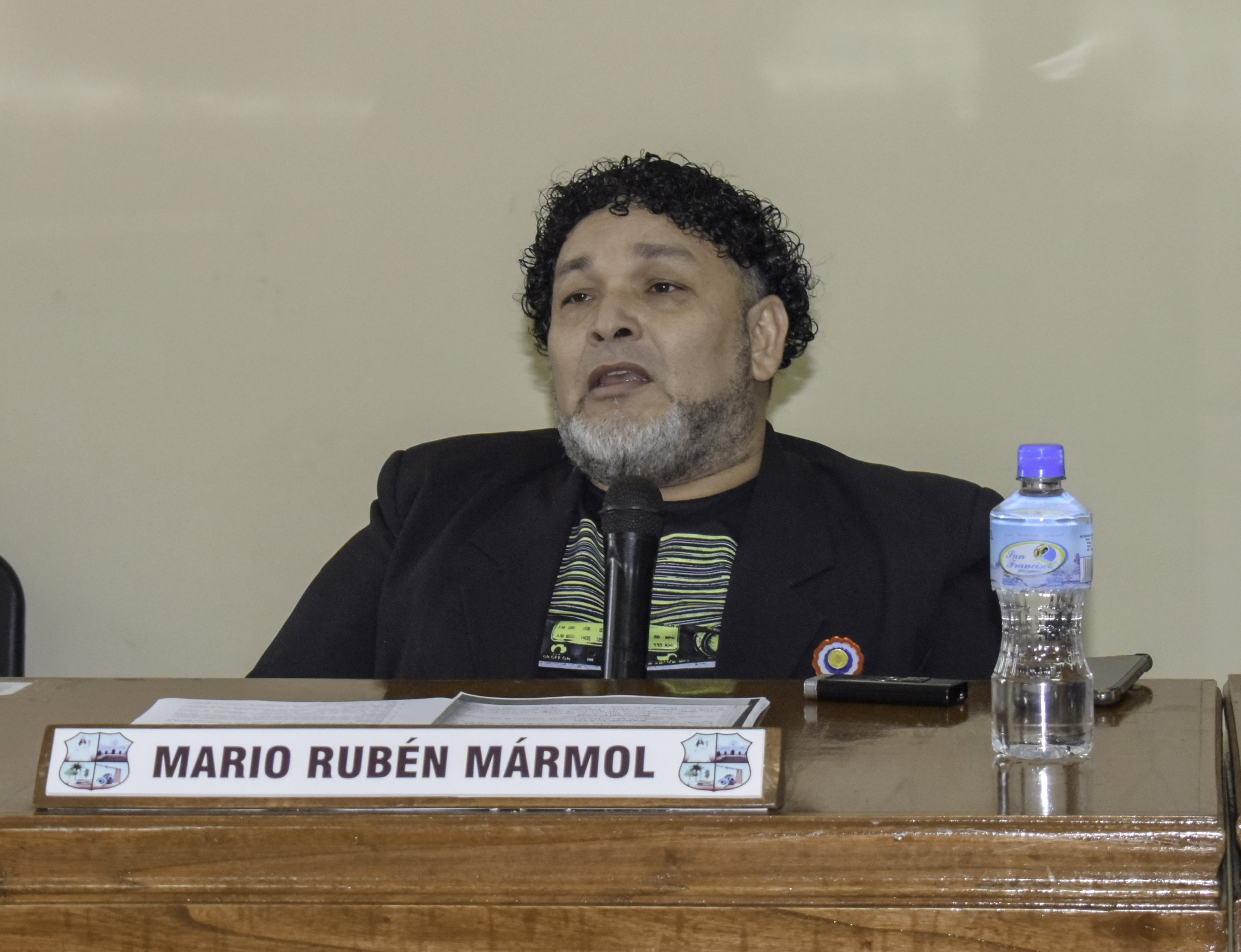 Concejal Mármol solicita estudiar la posibilidad de adquirir micrófonos inalámbricos para la sala de sesiones