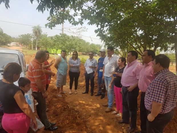 Concejales verificaron trabajos de excavación realizados en la plaza del barrio El Progreso