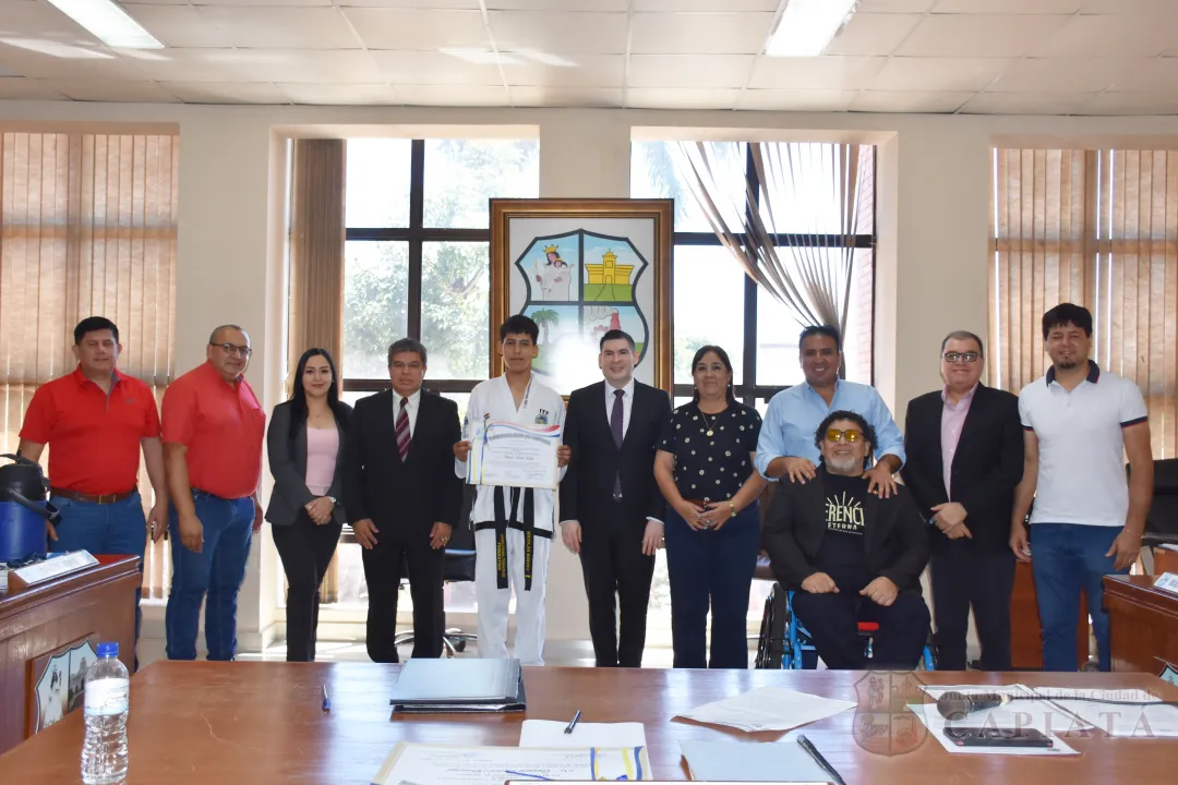 Entregan reconocimiento al Mérito Deportivo al joven y destacado taekwondista Roberto Nicolás Brítez