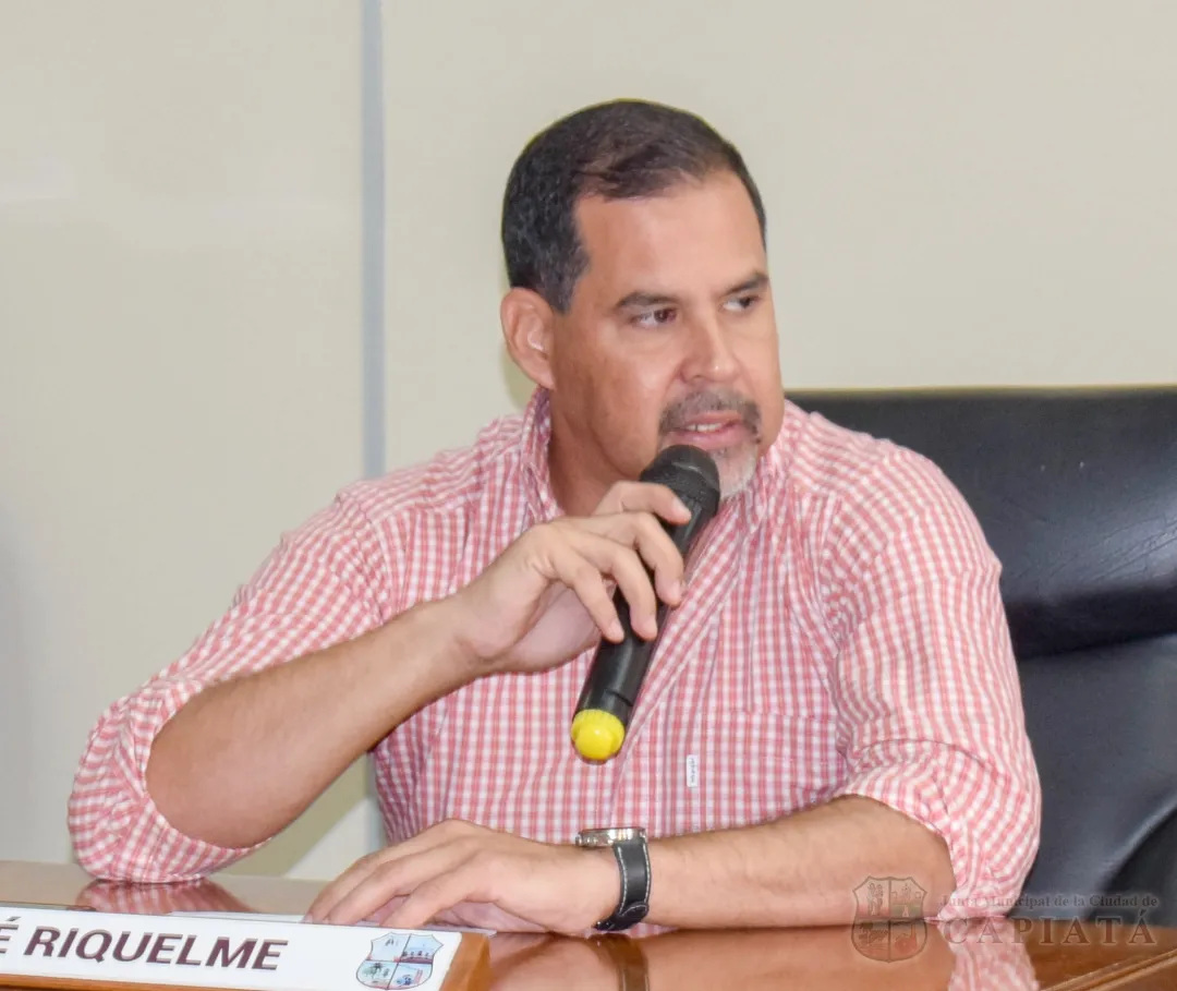 Concejal Riquelme reitera solicitud al Ejecutivo Municipal del despeje de veredas