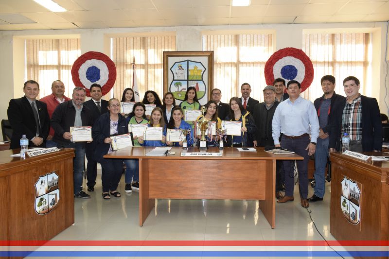 Entrega de reconocimientos al Seleccionado de Hándbol Femenino de Capiatá