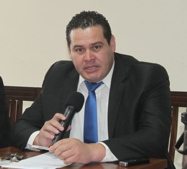 Solicitan al Departamento de Obras la verificación y reparación del asfalto sobre la Avda. Leonardo Salinas