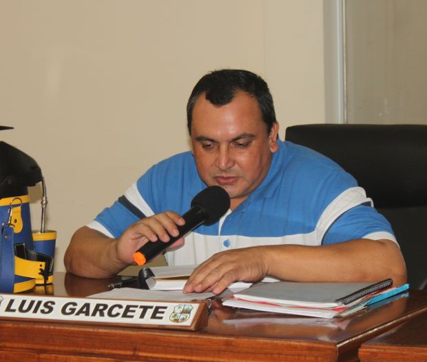 Comerciantes se ven afectados por el problema del estacionamiento en el casco urbano