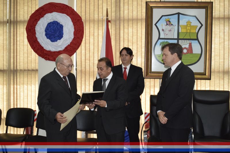 Acto de entrega de reconocimiento como "Hijo Dilecto de la ciudad de Capiatá" al Prof. Bernardo Sosa Ortiz