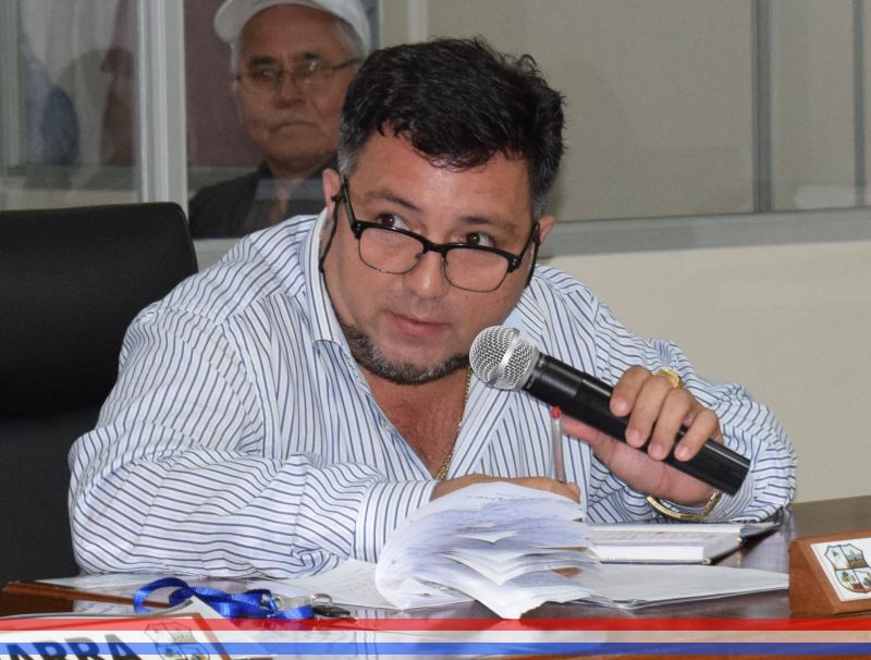 Concejal Salinas Benítez solicita el listado de funcionarios públicos comisionados a la Municipalidad