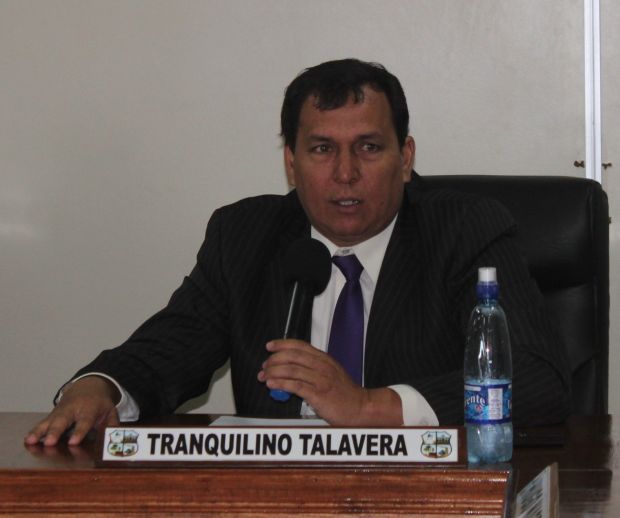 Piden la intervención de la Dirección de Tránsito y la PMT en el caso de ocupación de vereda y doble estacionamiento en Cía. 9ª