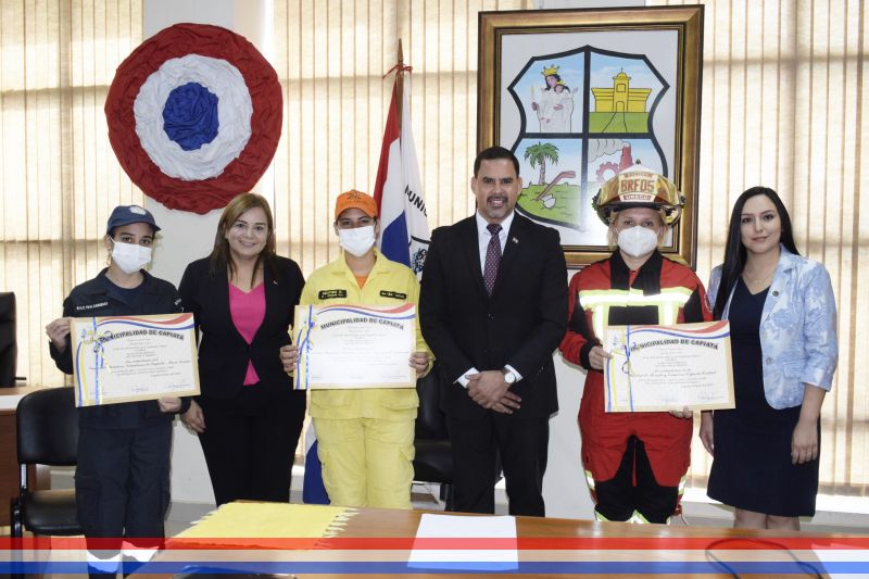 Entrega de reconocimientos en Honor al Mérito a mujeres integrantes de cuerpos de bomberos voluntarios de nuestra ciudad