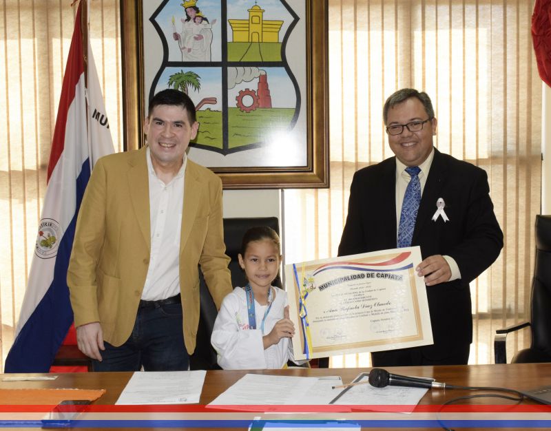 Entrega de Reconocimiento al mérito a la joven taekwondista Ana Rafaela Díaz Olmedo y a sus instructores