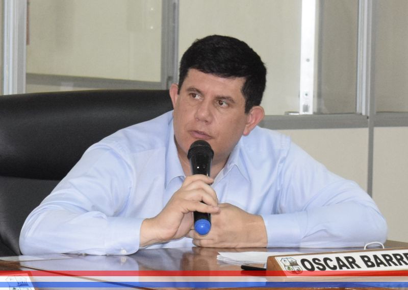 Familias del barrio San Jorge se ven afectadas por agua acumulada sobre importante tramo asfaltado, informó concejal Oscar Barreto