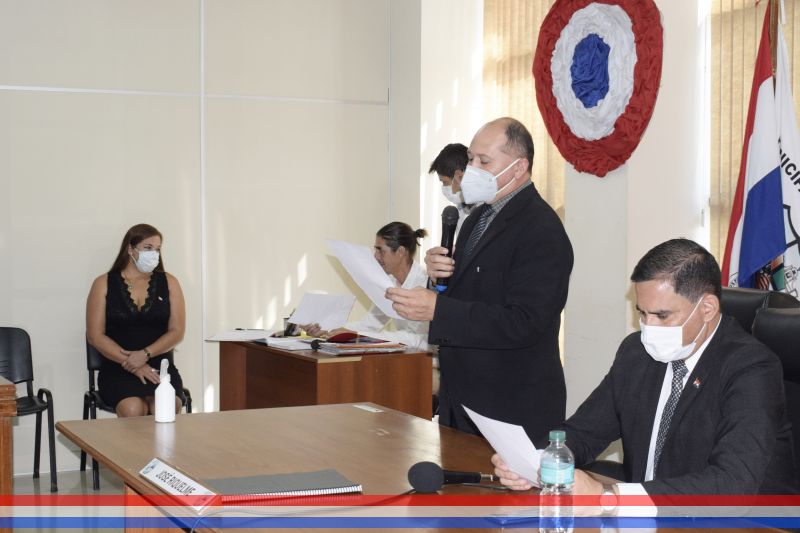 Aprueban modificaciones en la conformación de tres Comisiones Asesoras