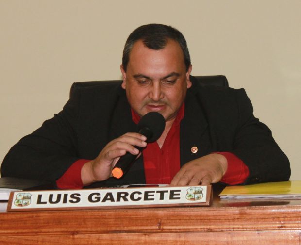 Trabajos realizados por aguaterías privadas en la vía pública destruyen los nuevos asfaltados, señala el concejal Luis Garcete