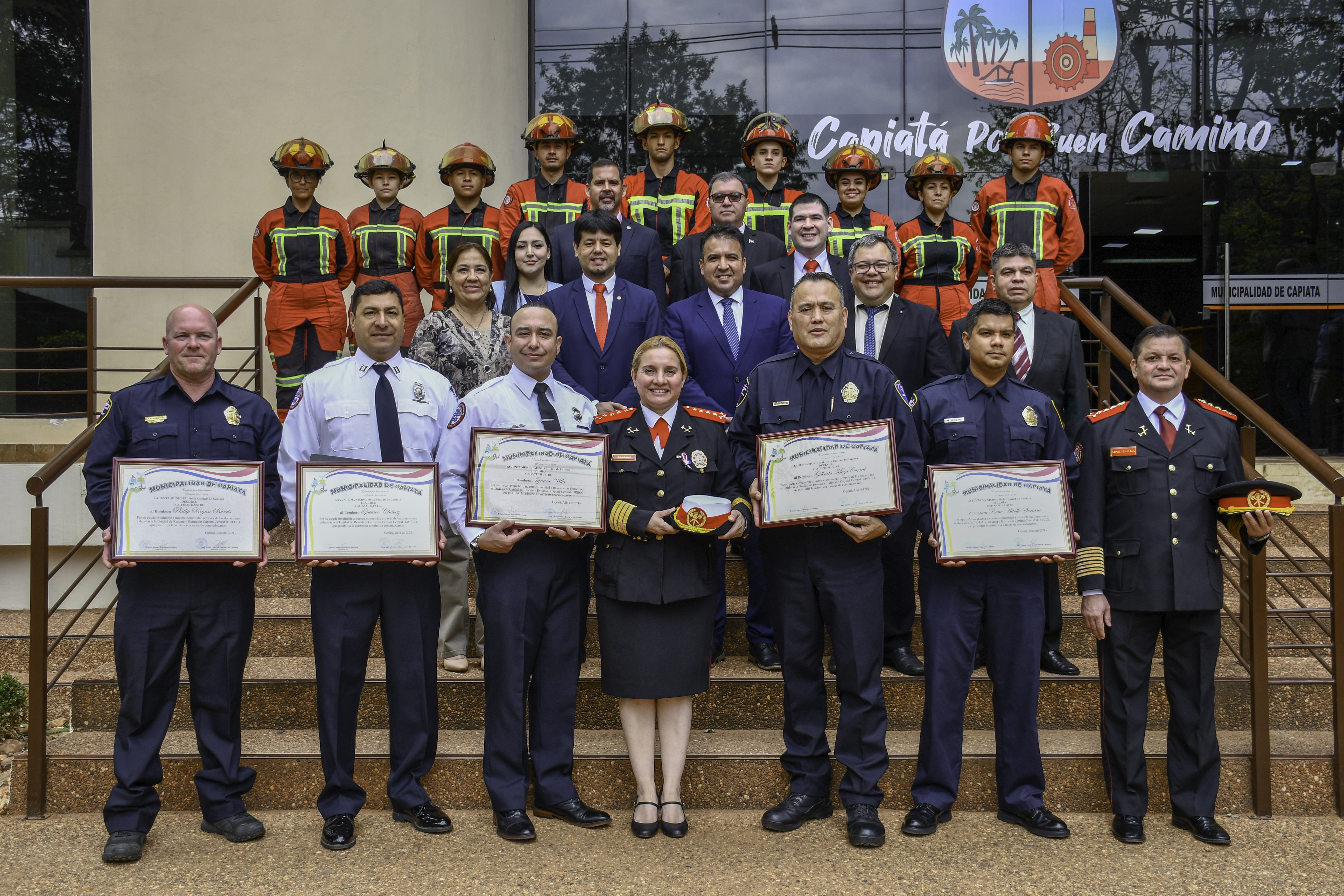 Entrega de Reconocimiento como Visitantes Ilustres de la ciudad de Capiatá a bomberos extranjeros por sus importantes donaciones de gran utilidad para la comunidad
