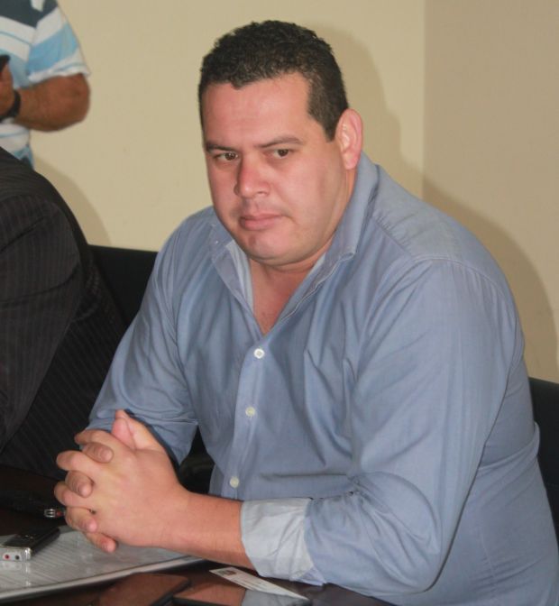 La calle que une la Cía. 16 Urugua’y con el municipio de Ñemby se va a asfaltar, señaló el concejal Nagel