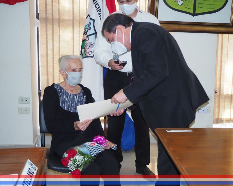 Acto de entrega de reconocimiento a la Sra. Adela Valentina Giménez de Benítez