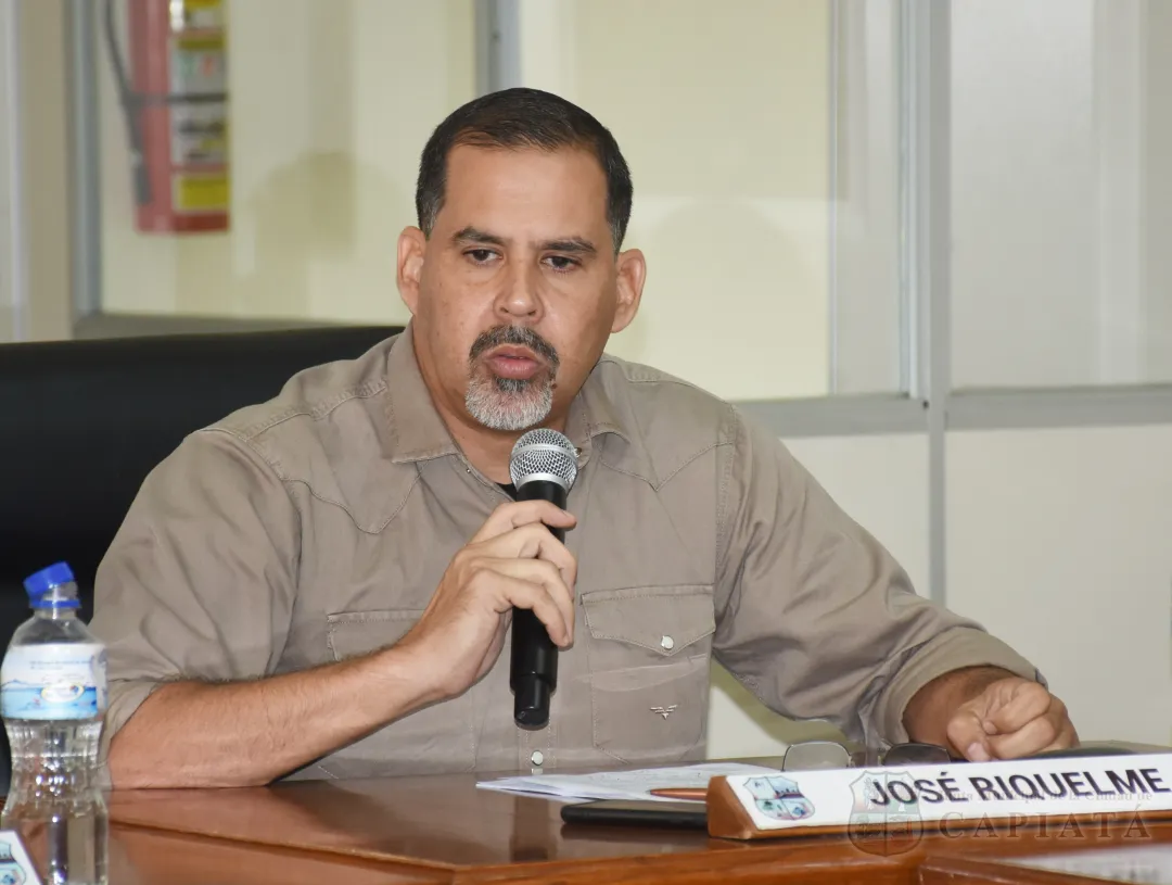 Concejal Riquelme reitera planteamiento de adquirir ripio para arreglo de calles en mal estado como medida paliativa