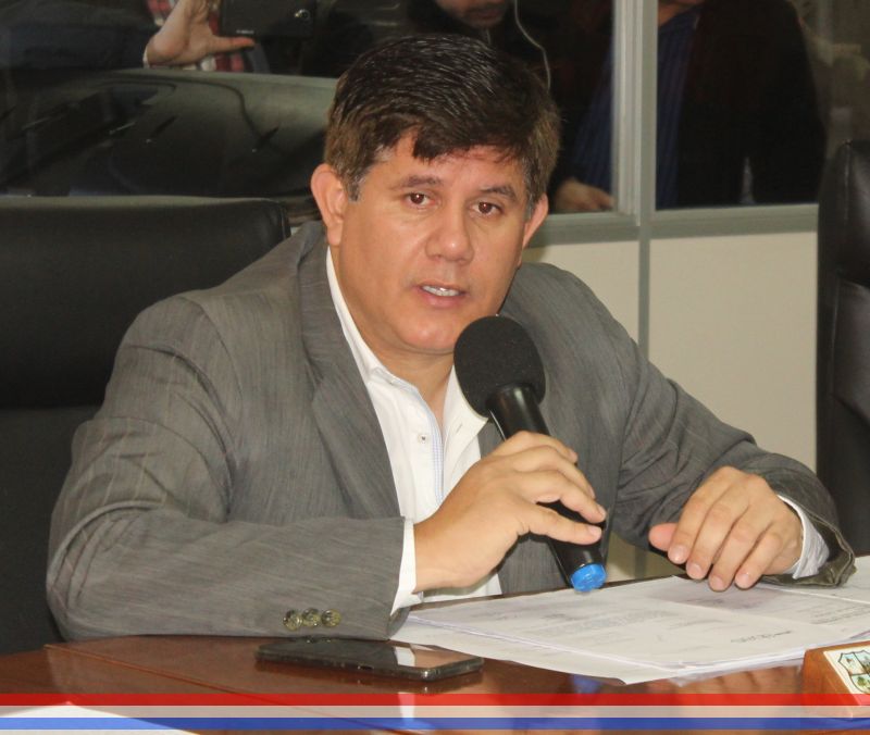 Proponen derribar árboles que obstaculizan el tránsito sobre la calle Emilio Gabriaguez y convertirla en doble sentido