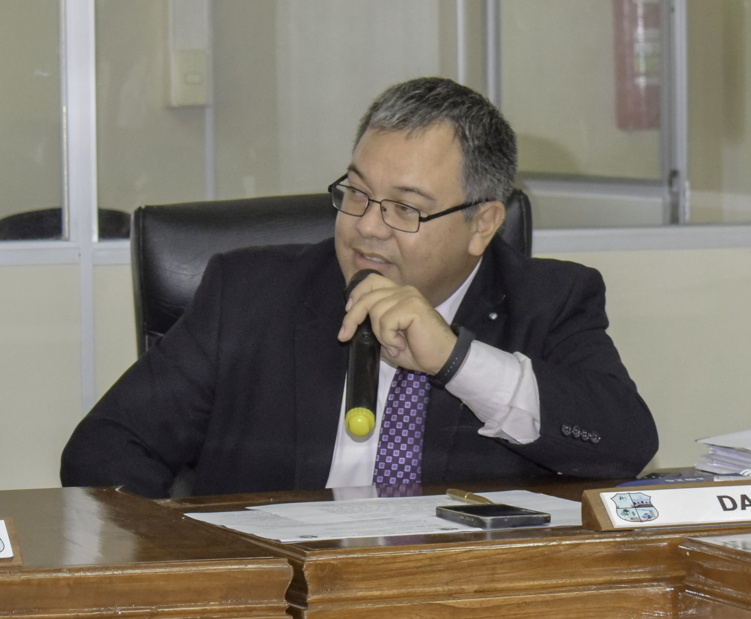 Concejal Llano solicita al Ejecutivo Municipal abrir una mesa de diálogo entre las partes para buscar solucionar el estancamiento de agua en el acceso principal del CPCC