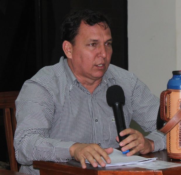 Denuncian doble estacionamiento sobre la calle Cerro Corá
