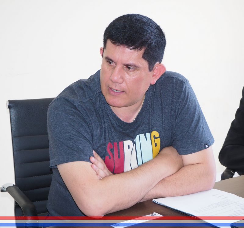 Concejal Barreto solicita a la Dirección de Gestión Ambiental intervenir en un caso de desecho de aguas servidas sobre la vía pública por parte de una empresa