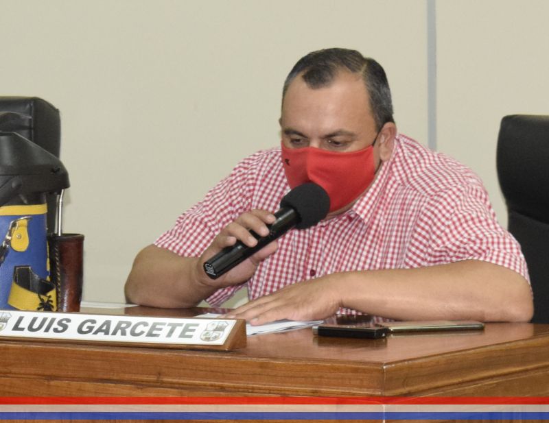 Piden intervención del Departamento de Higiene y Salubridad y de la Dirección de Gestión Ambiental ante el arrojo de desechos a la calle por parte de un supermercado céntrico