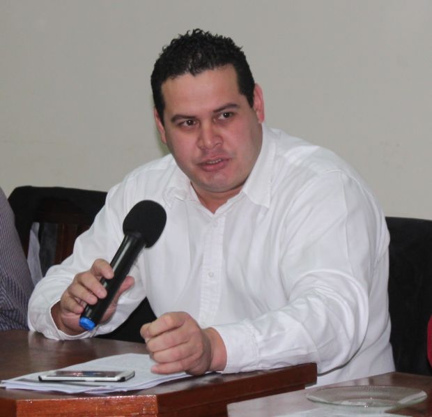 Semáforos tapados por árboles y en mal estado ocasionan dificultades en el tránsito